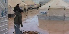 مئات الخيام أغرقتها السيول في مخيم الزعتري بالأردن للاجئين السوريين