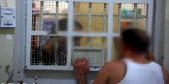 سجين حاول الإنتحار بعد أن بلع 4 شفرات حلاقة وبطاريات المذياع