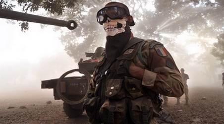 صورة لجندي بـ”قناع الموت” في مالي تحرج الفرنسيين
