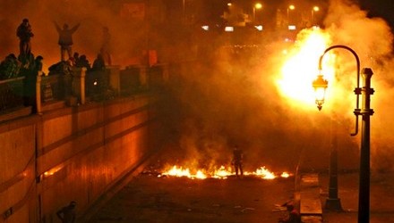تصاعد ردود الفعل الغاضبة بعد خطاب الرئيس مرسي واستمرار أعمال العنف في الشارع المصري