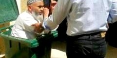 رجل مسن يحشر جسده داخل “قمامة”احتجاجا منه على موظف بمقاطعة وصفه بـ”الزبل”