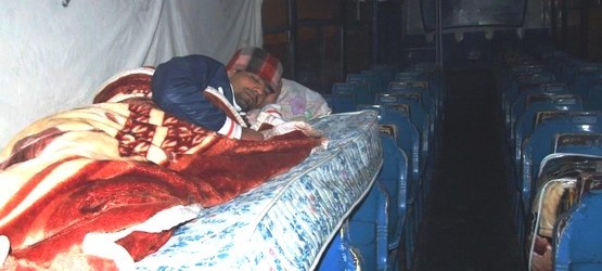 عمال النقل الحضري بتطوان يعتصمون داخل الحافلات وينامون على كراسيها !