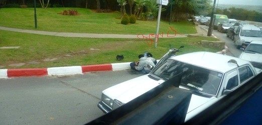 إنهارت أخلاقنا…. فتاة يغمى عليها وسط الطريق بالرباط والسيارات تمر بجوارها دون اكثرات