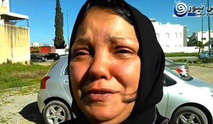 فيديو : امراة تتهم شرطيين بالاعتداء عليها