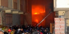 حريق مهول يشبّ في دكان، ويتسبب في انهيار منزل وإصابة أشخاص وخسائر بمئات الملايين