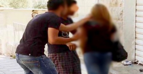 ذهبت مع “سيكليس” فانتهى بها الأمر مغتصبة في خلاء بمشاركة أصدقائه
