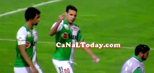 أمين الرباطي يهين جمهور الرجاء بأصبع يده الأوسط