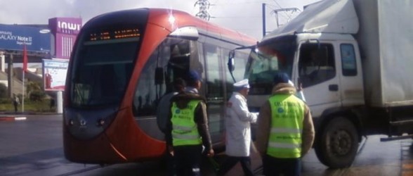 حادثة إصطدام أخرى صبيحة هذا اليوم بين ‘الترامواي’ وشاحنة !