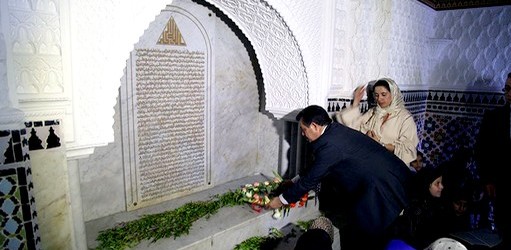 حميد شباط يزور قبر عبد الخالق الطريس بتطوان