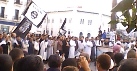 وقفة تضامنية مع الشعب السوري في شارع مولاي المهدي بتطوان :