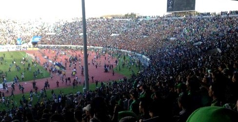 الجمهور الرجاوي يهجم إلى رقعة المركب بعد تتويج الرجاء باللقب (فيديو)