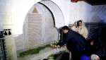 حميد شباط يزور قبر عبد الخالق الطريس بتطوان