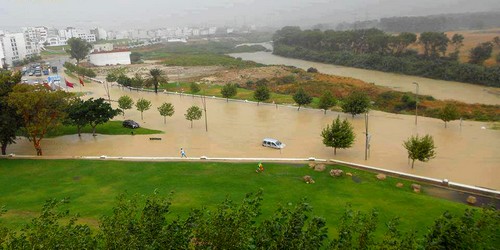 عواصف وأمطار طوفانية تغرق مدينة تطوان وتخلف ذعرا بين سكانها