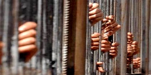 صحف إسبانيَّة: 6 آلاف سجين مغربي يطيب لهم المقام بزنازين إسبانيا