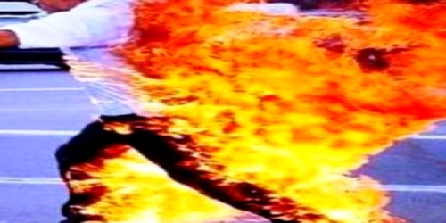 شاب يحرق نفسه بسبب علاقة حب فاشلة أمام بلدية الفنيدق