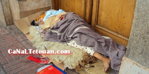 مسنة في حالة كارثية مرمية في شوارع تطوان … ولا أحد يبالي !