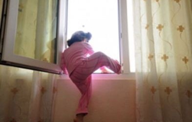 عشيقان بتطوان يرتميان من شقة بالطابق الثالث بعد أن ضبطهما شقيق الفتاة