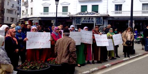 نساء يتظاهرن امام المحكمة الابتدائية بتطوان احتجاجا على حبس السيدة لطفية اغزيل
