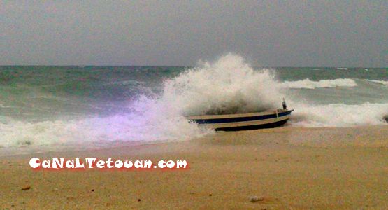 خطير… الأمواج العاتية تودي بحياة صياد بعرض بحر “غران أوطيل” بتطوان (صور)