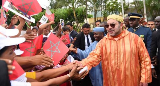 الاستقبال الشعبي والكبير للملك محمد السادس يهيمن على الصحافة الغابونية