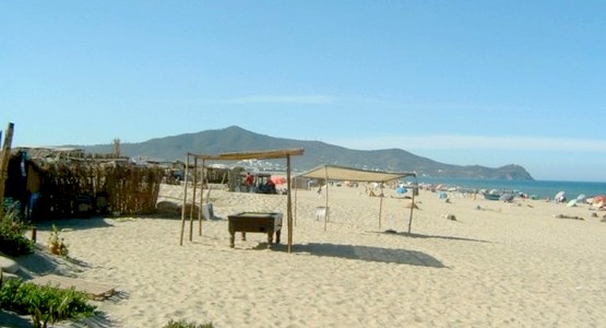 السلطات تشن حملة واسعة لتحرير شاطئ مرتيل من احتلال المقاهي