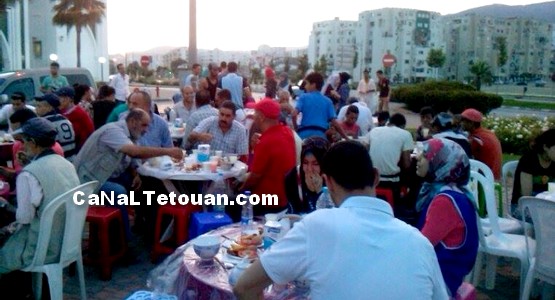 مجموعة شبابية تنظم فطور خيري في رمضان بساحة المحطة الطرقية لتطوان