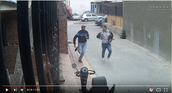 بالفيديو .. شاهد لحظة فرار لصين بعد سرقتهما لمحفظة بها 20 ألف درهم لأحد المواطنين بمرتيل
