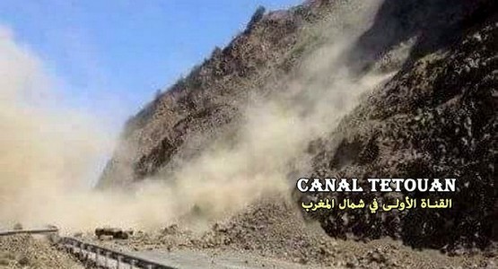 شاهد لحظة الانهيار الصخري على الطريق الساحلية بين مدينتي تطوان والحسيمة (فيديو)
