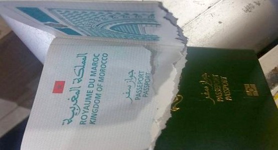 استمرار الظلم والحكرة بمعبر سبتة … رجل أمن اسباني يمزق جواز سفر مواطن مغربي