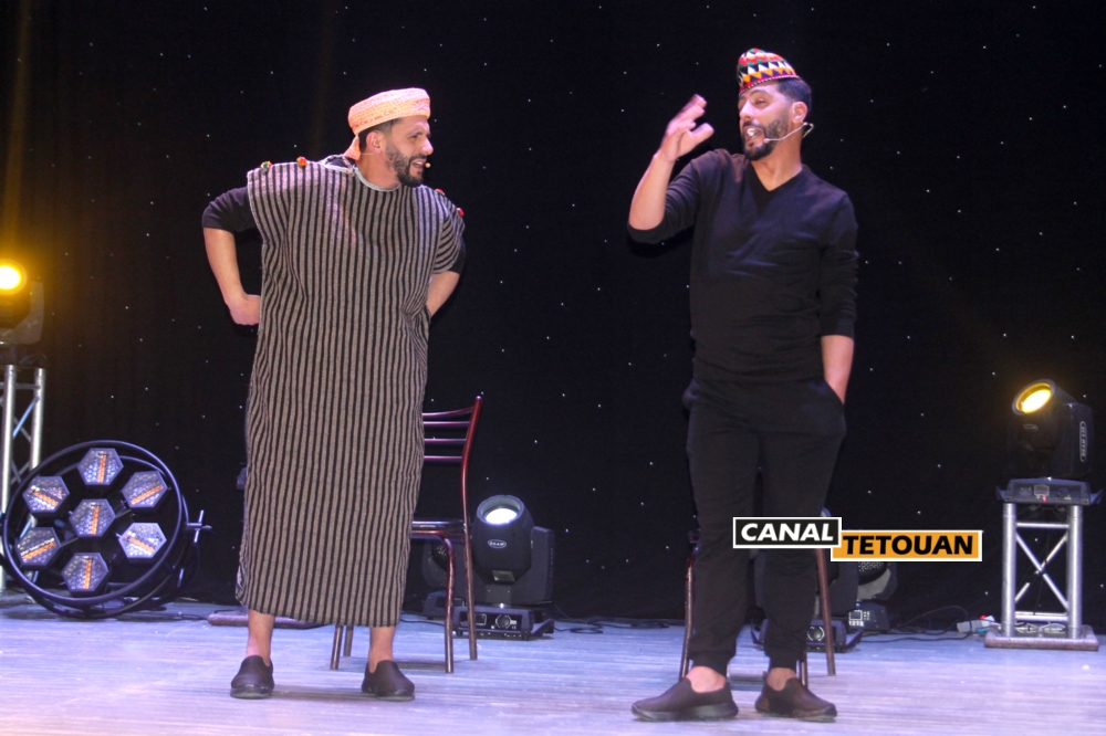 مسرح اسبانيول بتطوان يمتلئ عن آخره خلال مسرحية جوج في خيط للثنائي حسن ومحسن (صور)