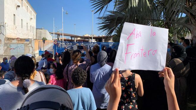 احتجاجات في ثغري سبتة ومليلية تطالب بإعادة فتح المعابر الحدودية