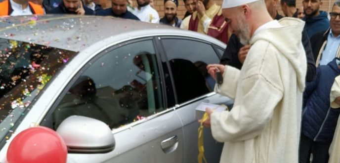 مصلون يقدمون سيارة فخمة كهدية لإمام صلاة التراويح باسبانيا