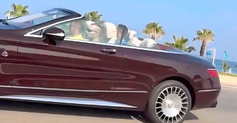 بدون بروتوكول .. الملك محمد السادس يتجول سيارة مكشوفة بكورنيش شاطئ الريفيين