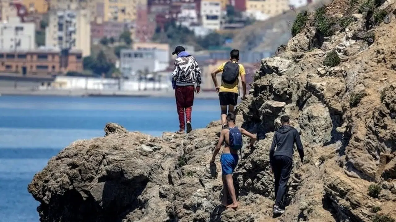 اختفاء شابين مغربيين حاولا الهجرة إلى سبتة المحتلة سباحة !