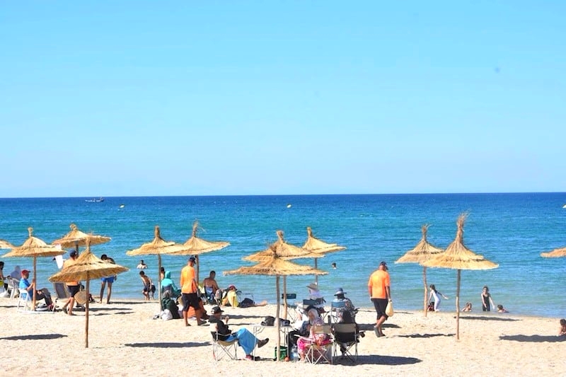 السلطات تتصدى لفوضى احتلال شاطئ مارينا سمير