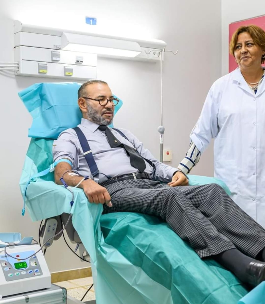 جلالة الملك محمد السادس يتفقد المصابين في زلزال الحوز ويتبرع بالدم