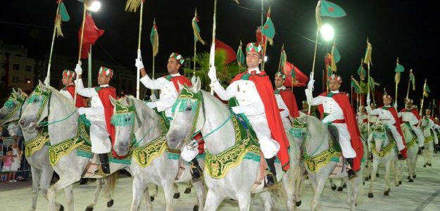 الطواف بالمشاعل للحرس الملكي ينير كورنيش المضيق في عرض فني مبهر