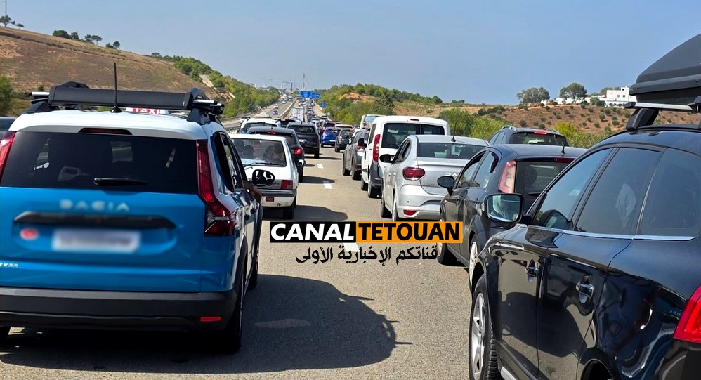 طوابير طويلة بـ الطريق السيار بين تطوان والفنيدق خلال شهر غشت