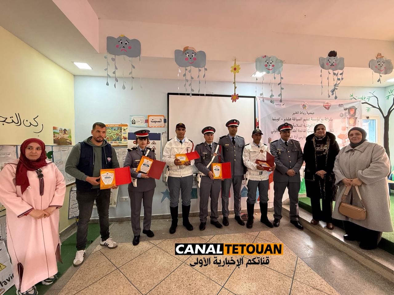 تطوان .. أطفال أزلا في قلب نشاط تحسيسي من تنظيم جمعية رباط الخير و مؤسسة تعليم السياقة هشام